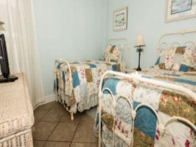Destin vacation Condo Sleeps Eight Guests.