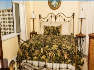 Destin vacation Condo Sleeps Eight Guests.