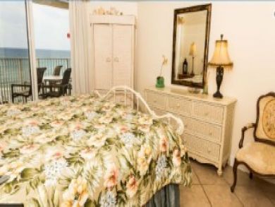 Destin vacation Condo Sleeps Eight Guests.