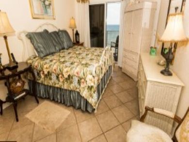 Destin vacation Condo Sleeps Eight Guests.