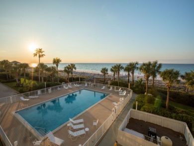 Destin Vacation Condo Sleeps Six Guests.