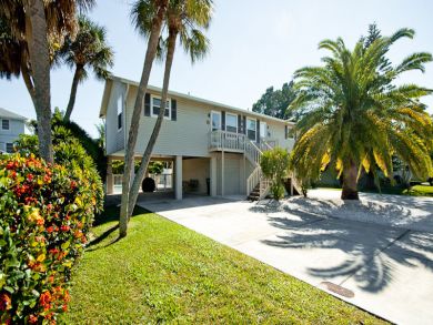 Two bedroom private pool with short walk to beach