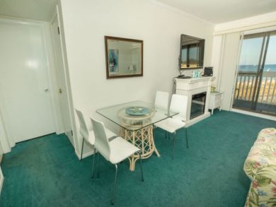 Beachfront One Bedroom Destin Vacation Condo Sleeps 4 Guests