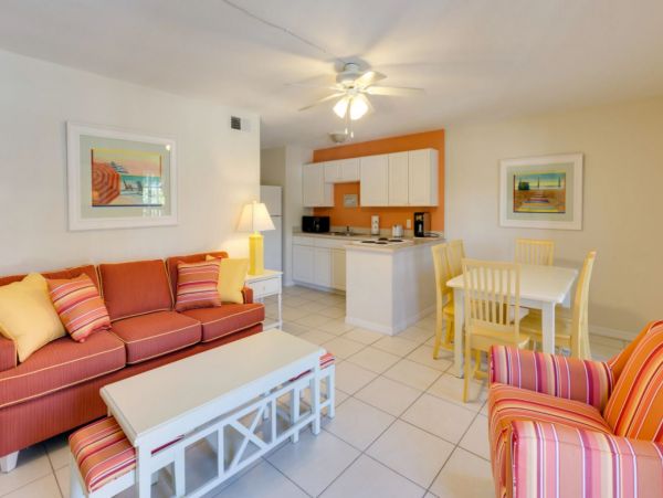 Villa in Fort Myers Located Across The Street From The Beach
