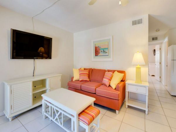 Villa in Fort Myers Located Across The Street From The Beach
