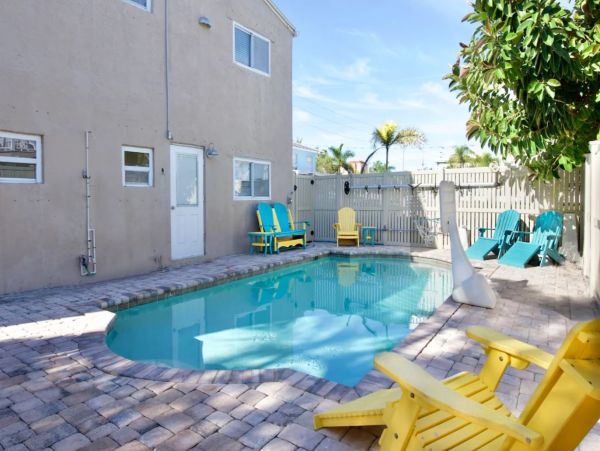 Villa in Fort Myers Located Across The Street From The Beach