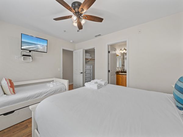 Mission Beach Vacation Rental Spacious 3-Bedroom San Diego Condo with Parking