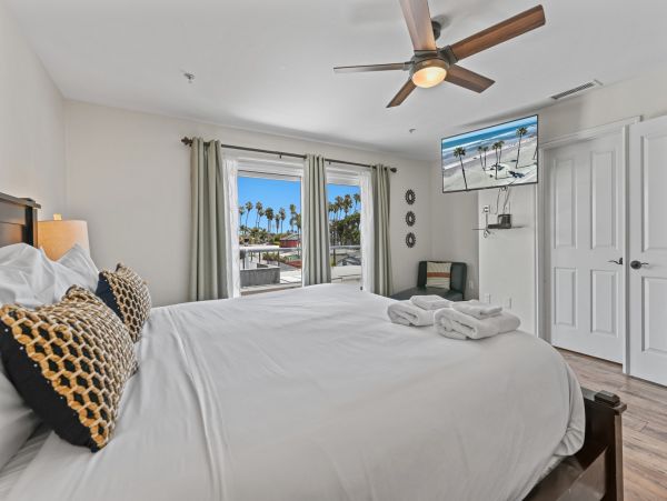 Mission Beach Vacation Rental Spacious 3-Bedroom San Diego Condo with Parking