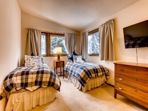 Vail Colorado 5 Bedroom Vacation Rental 900ft to Slopes