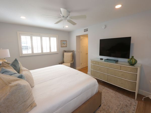 Gulf-Front Elegance on Longboat Key - Panoramic Views & Premier Comfort