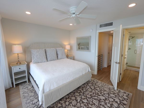 Gulf-Front Elegance on Longboat Key - Panoramic Views & Premier Comfort