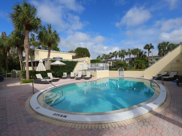 Gulf-Front Elegance on Longboat Key - Panoramic Views & Premier Comfort