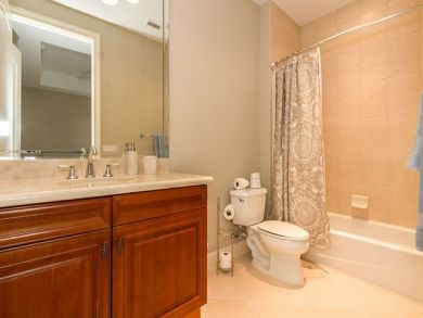 Three Bedroom  Charming Vacation Condo in Naples