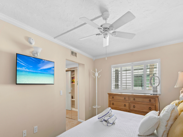 Elegant Gulf-Front Escape on Longboat Key - Beachfront Bliss with Stunning Views