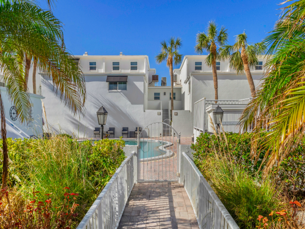 Elegant Gulf-Front Escape on Longboat Key - Beachfront Bliss with Stunning Views