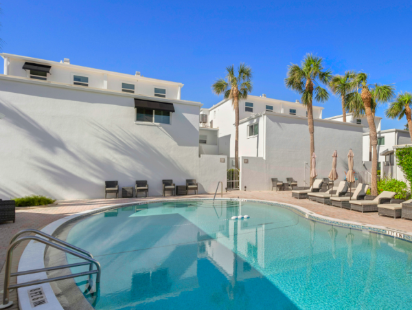 Elegant Gulf-Front Escape on Longboat Key - Beachfront Bliss with Stunning Views