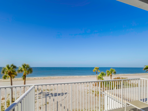 Elegant Gulf-Front Escape on Longboat Key - Beachfront Bliss with Stunning Views