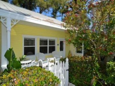 Romatic Beach Cottage on Exclusive longboat Key On Beach