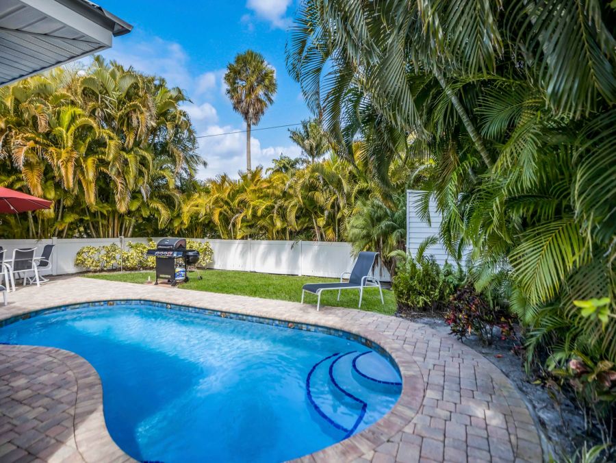 Holmes Beach Vacation Rental 3 Bedrooms Sleeps Six Guests