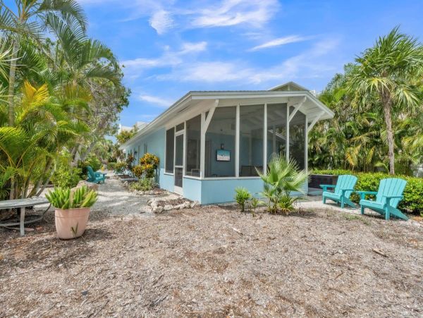 Anna Maria 2 Bedroom Vacation Duplex Close to Beach