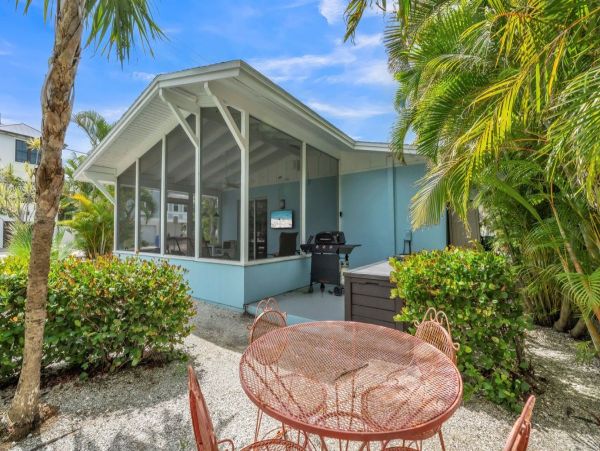 Anna Maria 2 Bedroom Vacation Duplex Close to Beach