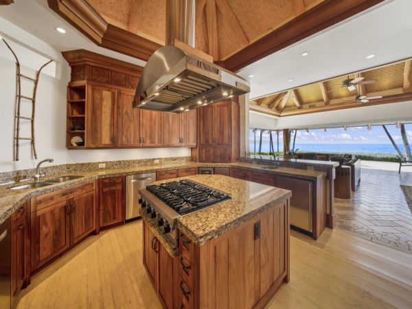 Oceanfront Luxury Estate in the Heart of Wailea - Steps from Keawakapu Beach