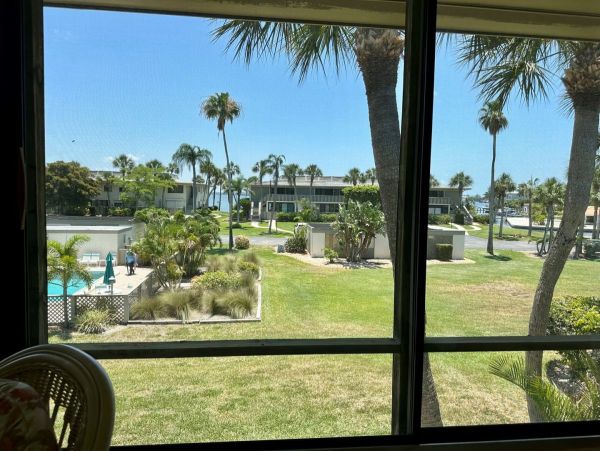 Charming Two Bedroom Vacation Condo in Holmes Beach