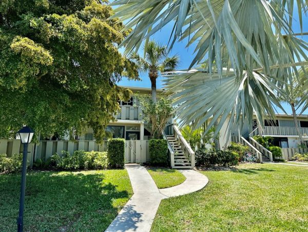 Charming Two Bedroom Vacation Condo in Holmes Beach