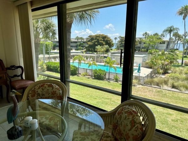 Charming Two Bedroom Vacation Condo in Holmes Beach