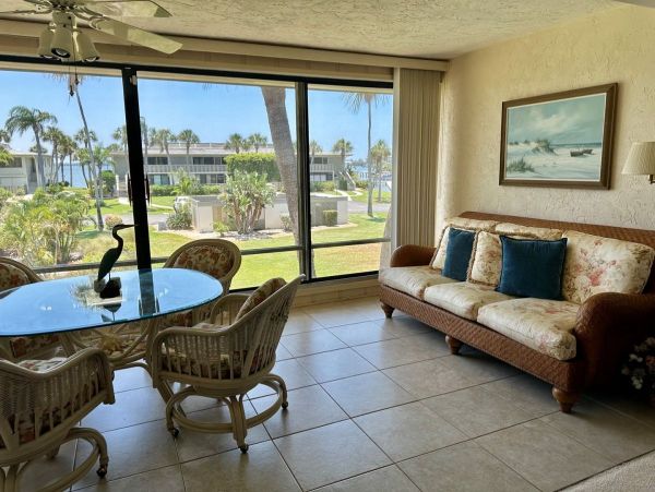 Charming Two Bedroom Vacation Condo in Holmes Beach