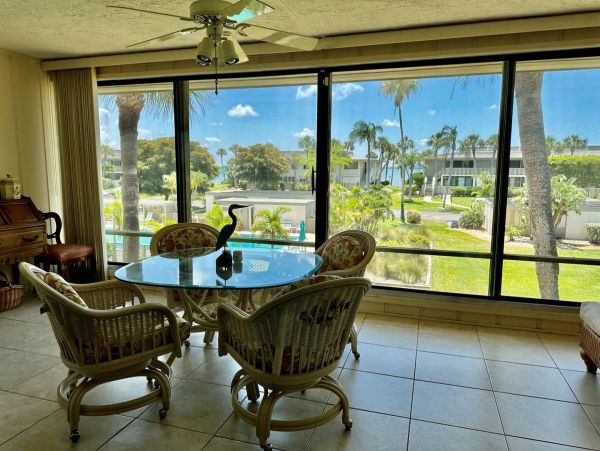 Charming Two Bedroom Vacation Condo in Holmes Beach