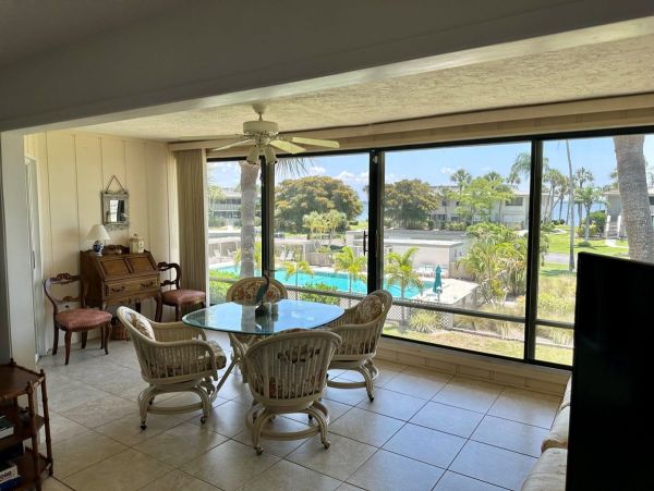 Charming Two Bedroom Vacation Condo in Holmes Beach