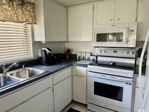 Charming Two Bedroom Vacation Condo in Holmes Beach