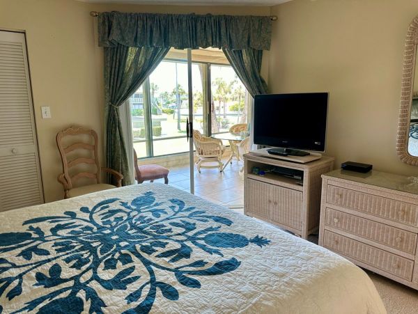 Charming Two Bedroom Vacation Condo in Holmes Beach