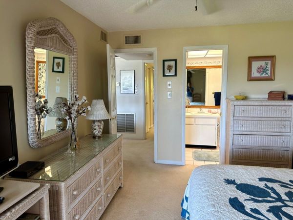 Charming Two Bedroom Vacation Condo in Holmes Beach