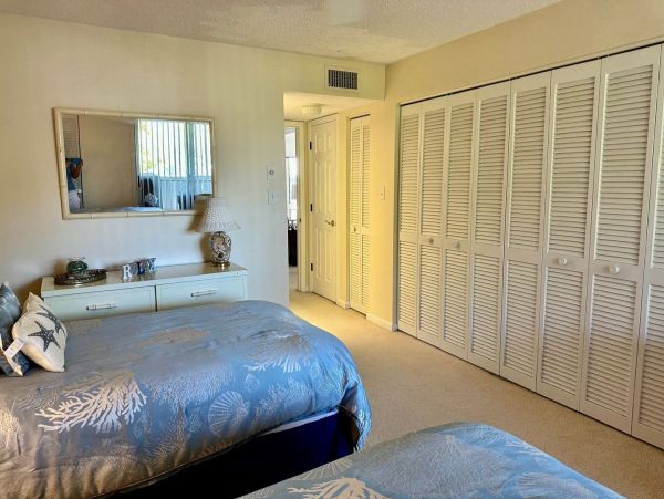 Charming Two Bedroom Vacation Condo in Holmes Beach