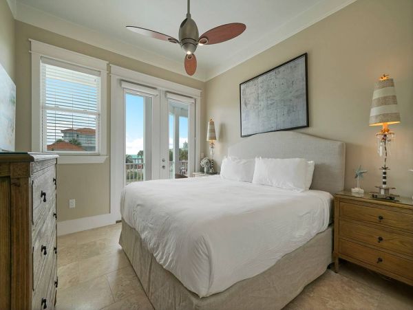 Destin  Sleeps Up To 24 Guests & 35ft from the Beach