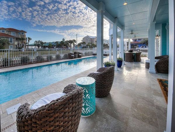 Destin  Sleeps Up To 24 Guests & 35ft from the Beach