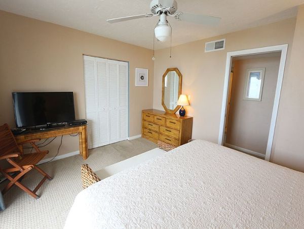 Destin  Sleeps Up To 24 Guests & 35ft from the Beach