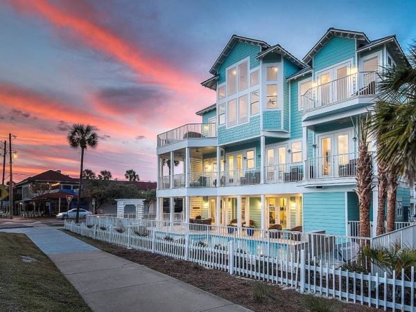 Destin  Sleeps Up To 24 Guests & 35ft from the Beach