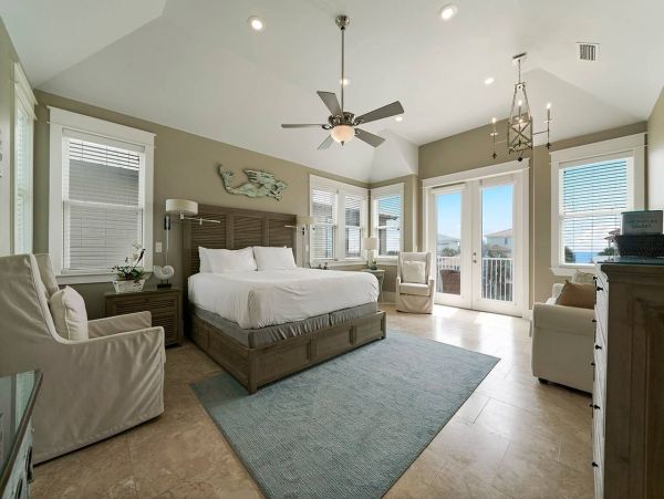 Destin  Sleeps Up To 24 Guests & 35ft from the Beach
