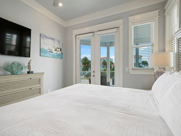 Destin  Sleeps Up To 24 Guests & 35ft from the Beach