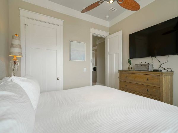 Destin  Sleeps Up To 24 Guests & 35ft from the Beach
