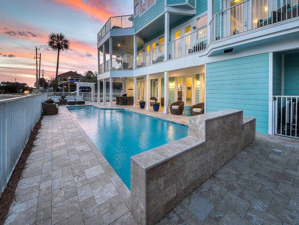 Destin  Sleeps Up To 24 Guests & 35ft from the Beach