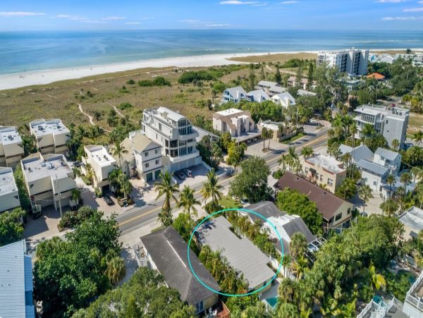 Four Bedroom Pool Vacation Rental Across the street from Beach.