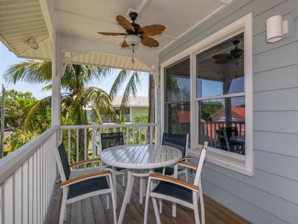 Bradenton Beach 2 Bedroom Condo Walk to Beach