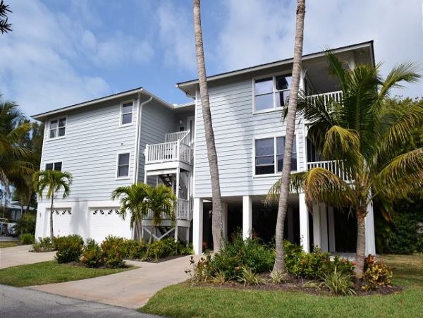Bradenton Beach 2 Bedroom Condo Walk to Beach