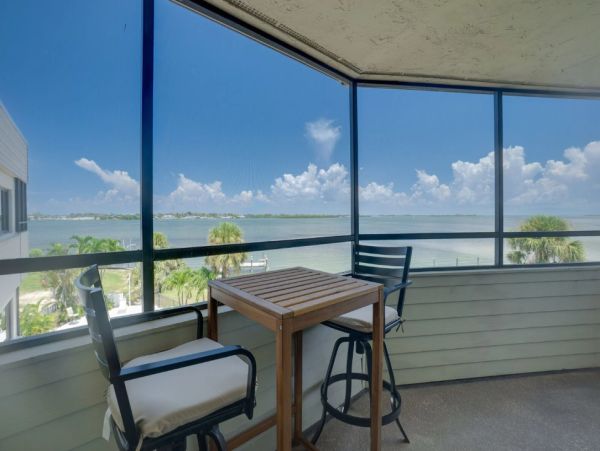 Bradenton Beach Luxury Condo Rental - Renovated 2-Bedroom with Bay Views & Pool