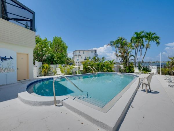 Bradenton Beach Luxury Condo Rental - Renovated 2-Bedroom with Bay Views & Pool