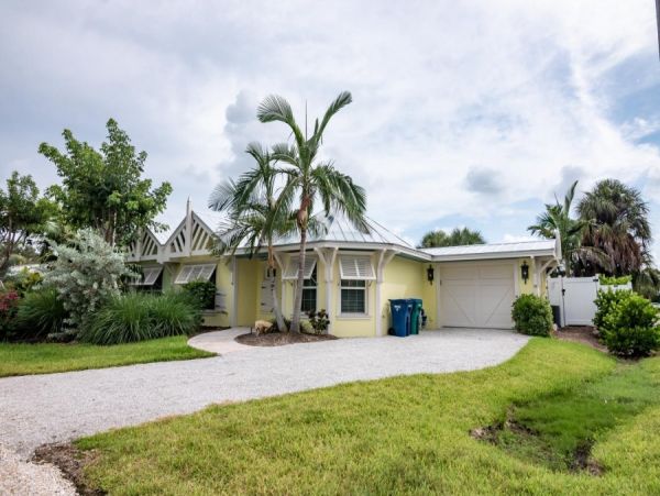 Charming Anna Maria 2 Bedroom Rental with Private Pool